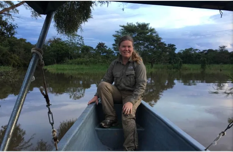 På väg hem från arbete med vattenprojekt i Amazonas
